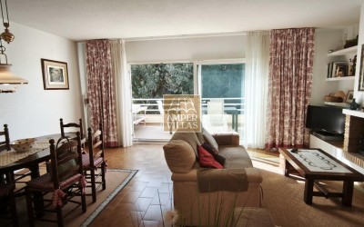 Просторный бунгало с общим бассейном и теннисным кортом, расположенный рядом с гольф-клубом.